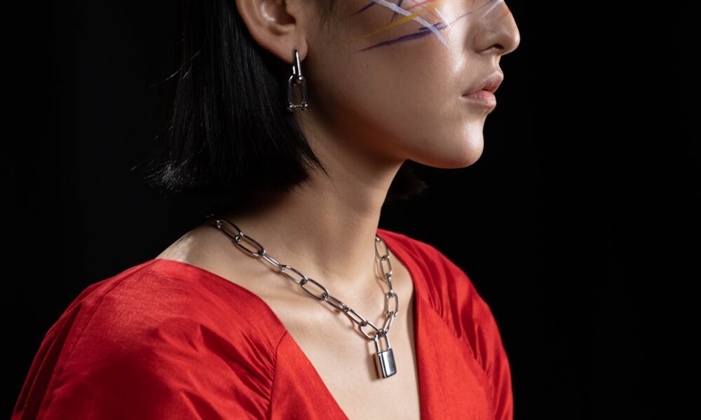 love-and-promise-symbolizes-lasting-bonds-through-thoughtful-jewelry